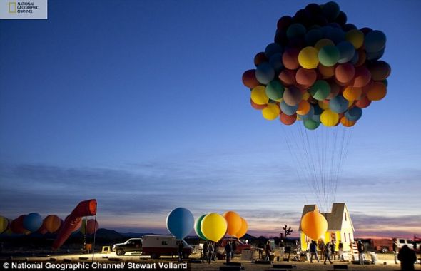 记录：一大群热心的志愿者在加州荒凉的沙漠里不分昼夜的工作，希望这个由300个氦气球牵引的特质轻质小屋能飞上蓝天