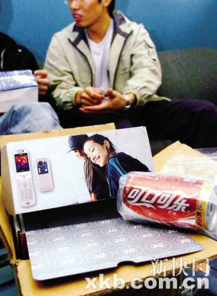快递几千元的手机,收货后“变身”可乐罐(资料图)。 快递几千元的手机,收货后“变身”可乐罐(资料图)。