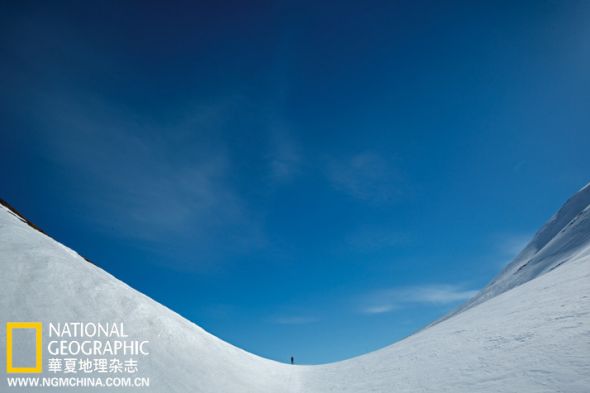 2010年4月27日，迪纳利国家公园“滑雪穿过这无名的垭口，让我很紧张，”极限穿越者安德鲁· 斯库尔卡说，“我担心春天这阳光明媚的暖和天气会带来雪崩。”此行，他已经走过了1802公里，还有5728公里要走。