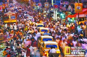 印度，熱氣騰騰的街道上擠滿攤販。加爾各答活躍着1500萬人口。1975年，世界上還隻有3個人口過千萬的城市，現在已經出現了21個。