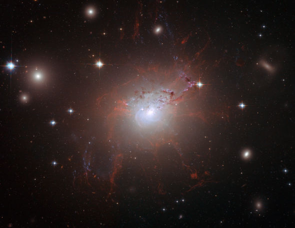 这是哈勃空间望远镜拍摄的星系NGC 1275，这个星系位于英仙座星系团核心部位。图中在其核心四周可以看到很多丝状结构，这是受其磁场固定的低温气体物质