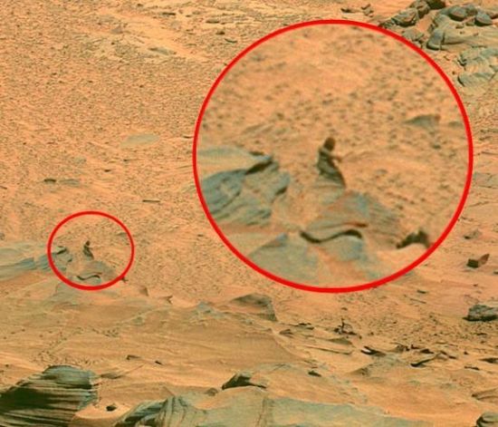 2007年,"勇气"号火星车拍摄的一张照片上,似乎出现了一个人身穿长袍