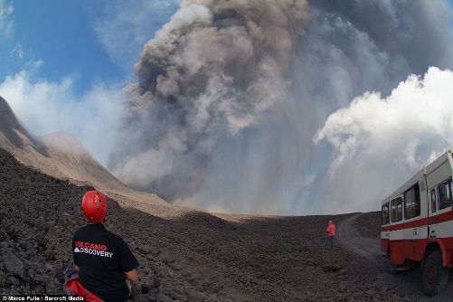 意大利西西里岛的埃特纳火山当地时间9日下午喷发