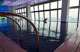 世界最高游泳池--香港丽嘉酒店游泳池