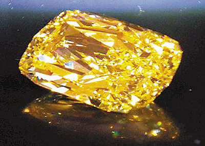 这颗名为“黄金眼”的稀有黄钻将拍卖，低价90万美元，但估计将拍出数百万美元高价 