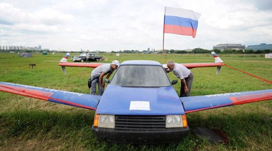 俄罗斯前飞行员瓦莱里-布尔加科夫制造的飞行汽车的工作型