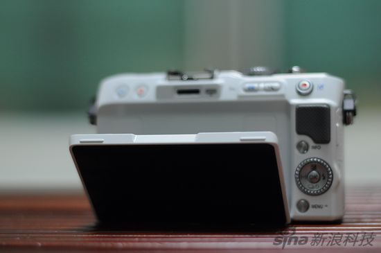 首次采用可翻转LCD液晶屏 首次采用可翻转LCD液晶屏