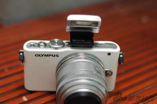 随机附送外接闪灯 随机附送外接闪灯