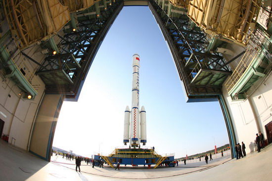 9月20日9时，天宫一号目标飞行器、长征二F运载火箭组合体开始转运。新华社记者秦宪安摄 