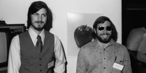 乔布斯和史蒂夫・沃兹尼亚克(Steve Wozniak)于1976年4月1日正式创立苹果。上图拍摄于1977年4月的第一届西海岸电脑节(West Coast Computer Fair)，苹果II电脑在这次活动上首次公开亮相。
