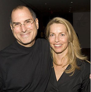 乔布斯与妻子劳伦・鲍威尔(Laurene Powell)2005年在纽约现代艺术博物馆合影。