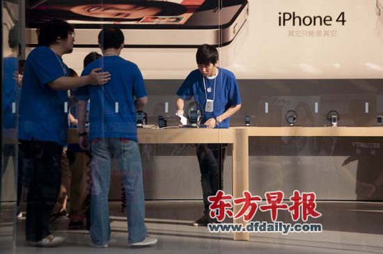 不少苹果零售店柜台人员说,现在iPhone 4很缺货。早报记者 王炬亮 实习生 杨深来 图 不少苹果零售店柜台人员说,现在iPhone 4很缺货。早报记者 王炬亮 实习生 杨深来 图