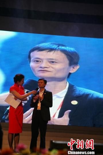  25日马云在首届世界浙商大会浙商论坛中表示， 和政府、外界关系处理的比较糟糕。　汪恩民 摄