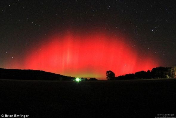 25日出现在阿肯色州夜空中的极光。用艾姆芬格的话说，极光美得“令人疯狂”
