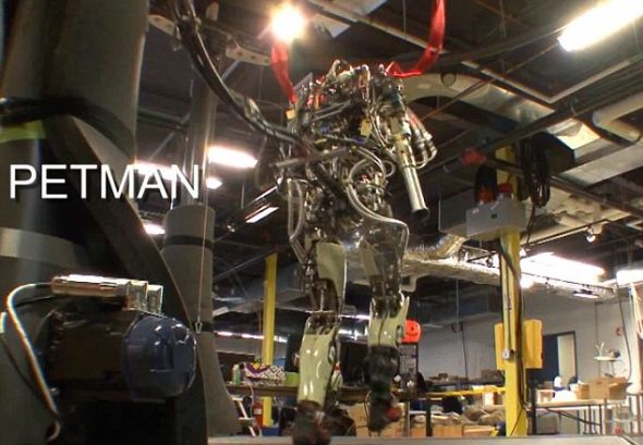 Petman在两条金属绳索帮助下运动，与波士顿动力公司研制的机械狗进行首次演示时一样