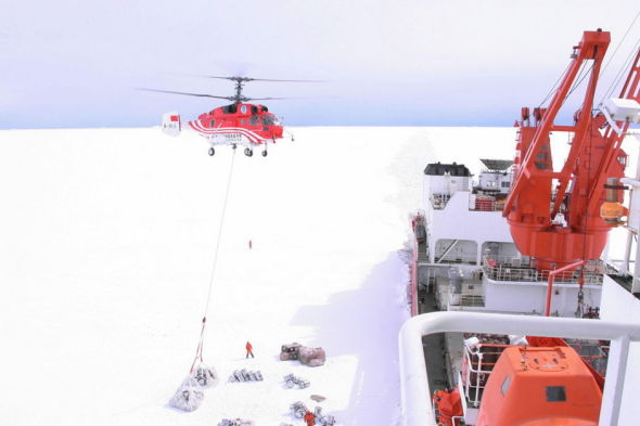12月7日上午,中国极地考察专用直升机"雪鹰"号执行中国第26次南极考察