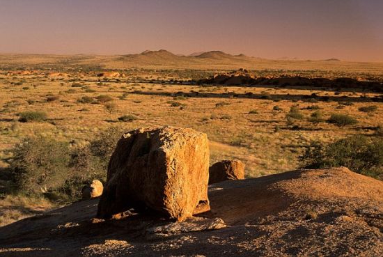 神秘金属球发现地点，纳米比亚北部的旱地