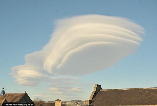 在英国西约克郡法士利上空出现的荚状高积云，被很多人戏称为“UFO云”