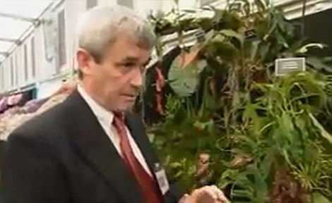 罗伯特-坎特利在切尔西花展上讨论这种猪笼草。20世纪80年代坎特利首次发现该植物