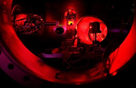 在实验中，科学家将X射线聚焦于一个直径比人类头发丝还要细30倍的小点上，在1万亿分之一秒内将金属箔加热到200万摄氏度。