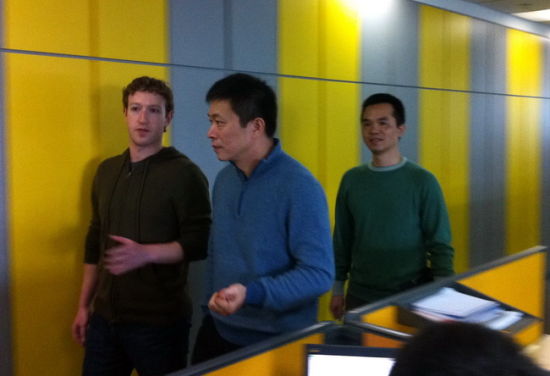 2010年12月22日，Facebook创始人马克·扎克伯格(左)到访新浪，新浪网CEO兼总裁曹国伟(中)与新浪微博事业部总经理彭少彬(右)陪同参观