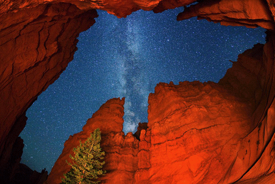2011年9月20日，拜尔在美国犹他州布莱斯峡谷国家公园华尔街峡谷拍下这张照片，它展现了峡谷狭长谷口上方的银河景色