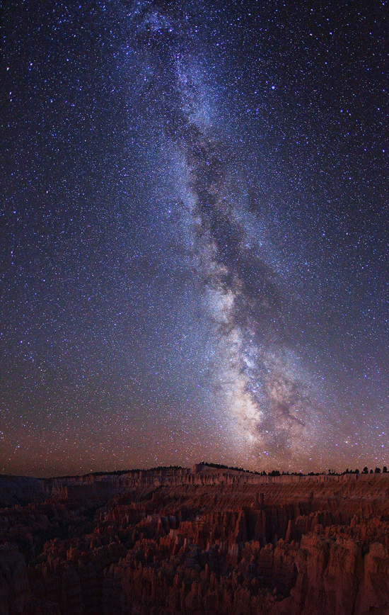 2011年9月21日，布莱斯峡谷国家公园布莱斯峡谷竞技场上空银河景色