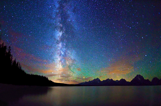 2011年8月23日，美国怀俄明州大提顿国家公园杰克逊湖上空的银河照片