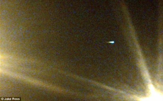 照片由摄影爱好者贾克-罗斯拍摄，展示了流星在基克比上空划过的景象