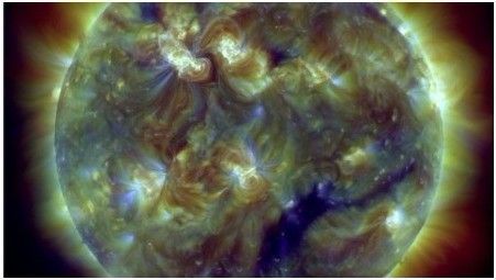 美国宇航局图像所显示的太阳表面上的极紫外线波长（视频截图）