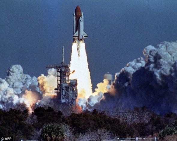 1986年1月28日，“挑战者”号航天飞机从肯尼迪航天中心发射升空，73秒钟后发生爆炸，当时的速度达到每小时200英里（约合每小时321公里）