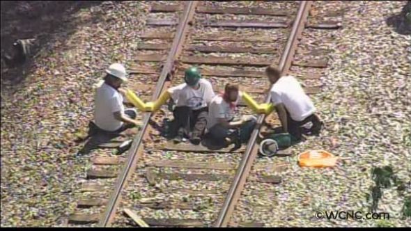 4 people get on him lock in rail, try to prevent the advancement of carry coal train. 