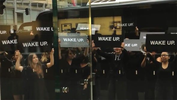 RIM近期进行了一次名为“Wake Up. Be Bold。”的营销活动，聘请了许多“抗议者”聚集在澳大利亚悉尼的苹果零售店外，外界最初普遍认为，这一营销活动是由三星电子发起的。