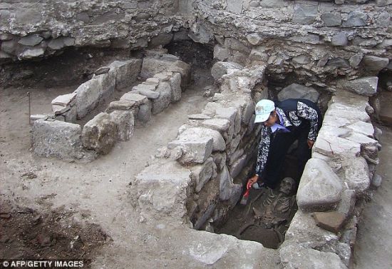 在保加利亚黑海沿岸城市索佐波尔，考古学家发现两具奇特的遗骸，胸部被铁棒刺穿，据信就是中世纪的人眼中的吸血鬼