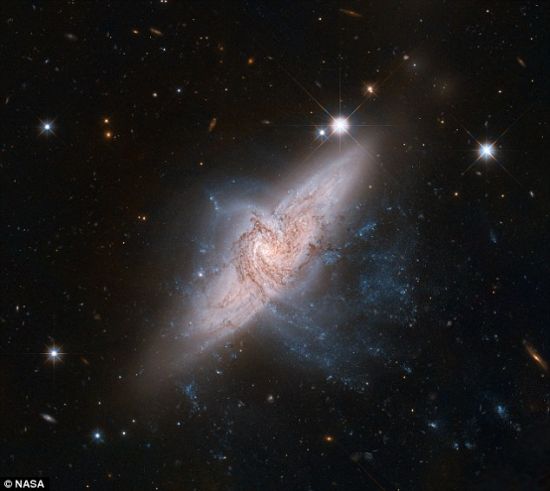 美宇航局公布震撼星系图相隔数千万光年似相撞