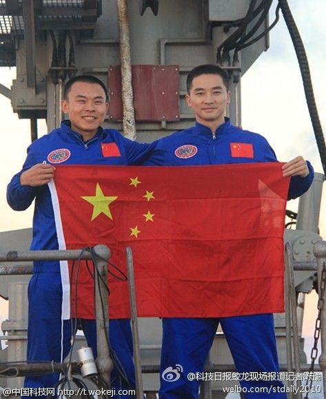 我国培养的首批潜航员，从左到右唐嘉陵、付文韬(科技日报记者陈瑜 摄)