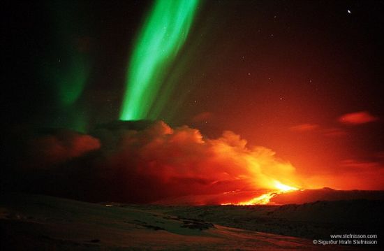 冰岛“地狱之门”火山上空现壮美北极光(图)