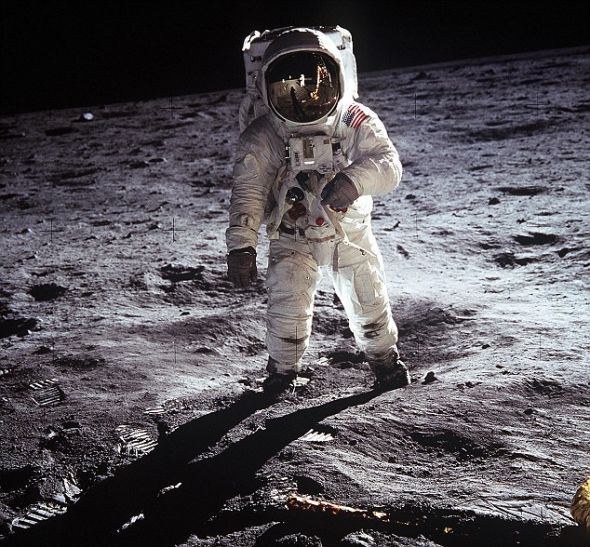 月尘遍布月球表面。即便用上全世界最大功率的吸尘器也没有办法清除全部的月尘 