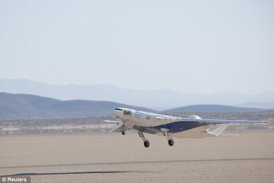 美国加利福尼亚州爱德华兹空军基地，远程遥控的X-48C翼身融合飞机从罗杰斯干湖起飞，进行第一次试飞