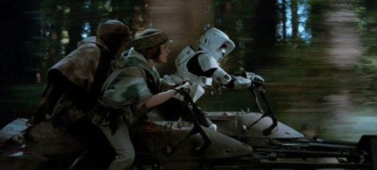 在《星球大战3：绝地武士归来》森林追逐战中出现的悬浮车