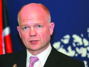 英国外交大臣威廉·黑格许诺，确定阿桑奇没有死刑风险，才会准许瑞典再次引渡