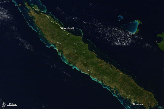 美国宇航局地球观测站今日公布了一张卫星照片，展示了南太平洋新喀里多尼亚群岛（New Caledonia）格朗德特尔岛（Grande Terre）的景象