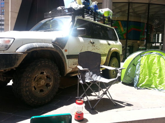 三星在此次营销活动中展示了一辆布满泥泞的汽车，旁边还摆放着一个帐篷及其他露营用品。