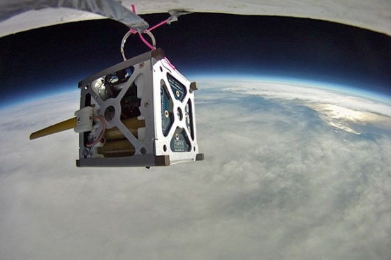 这张照片所展示的是一枚电话卫星正在气球上开展高空环境测试工作