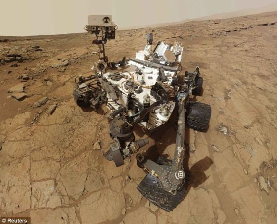 好奇号是第一个钻探入火星岩石深部进行取样的火星探测器，随后这些样本将被送入车内的仪器进行分析