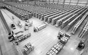 在占地近9个足球场大小的亚马逊鲁吉利仓库内，雇员每天平均要走上10~24公里，记录都会通过GPS保留下来，未达标可能被开除。