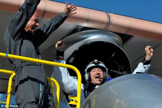 照片显示，皮卡尔(左)和联合飞行员波尔施伯格2010年乘坐原型机成功着陆后欢呼庆祝。