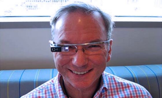 谷歌执行董事长埃里克-施密特佩戴谷歌眼镜