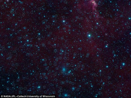 美国宇航局的斯皮策太空望远镜拍摄的一幅照片，一个个小圆圈就是一个个星系，数量接近200个。这一区域是英仙-双鱼超星系团的一部分，距地球2.5亿光年。通常情况下，如果银河系以外的星系处在银河系平面后面，我们便很难观测到，原因就在于前景尘埃的阻挡