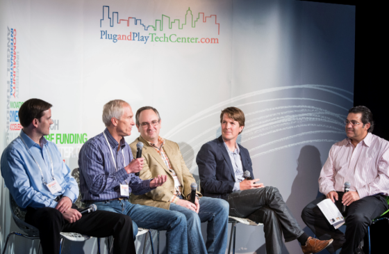 Plug&Play创始人赛义德·阿米迪(最右)与硅谷主要风投机构讨论创业趋势